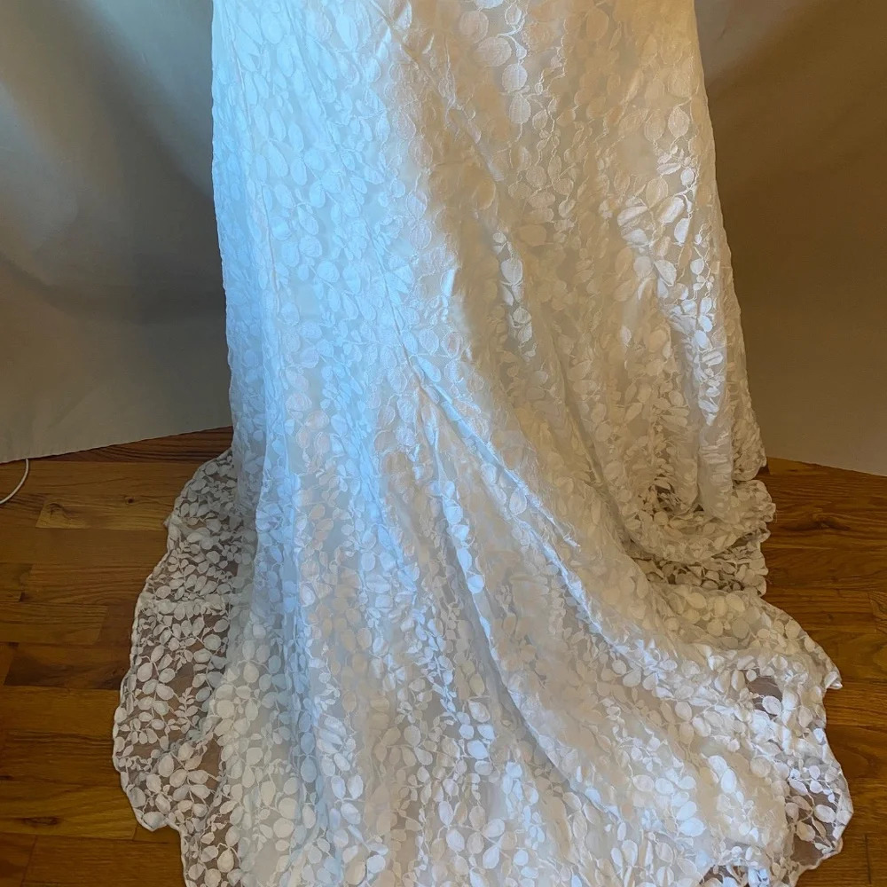 cheap/beautiful preowned wedding dress designed by galina/strapless neckline - Picture 5 of 8